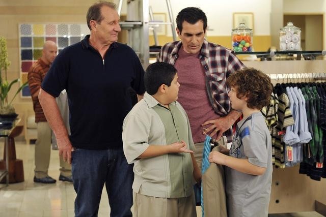 Still of Ty Burrell, Ed O'Neill, Nolan Gould and Rico Rodriguez in Moderni seima (2009)