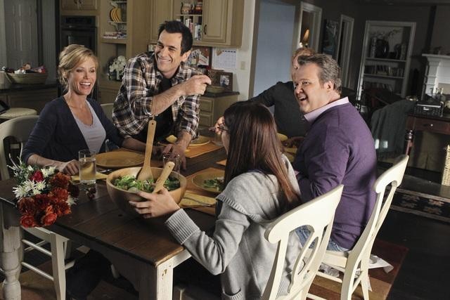 Still of Julie Bowen, Ty Burrell, Jesse Tyler Ferguson, Eric Stonestreet and Ariel Winter in Moderni seima (2009)