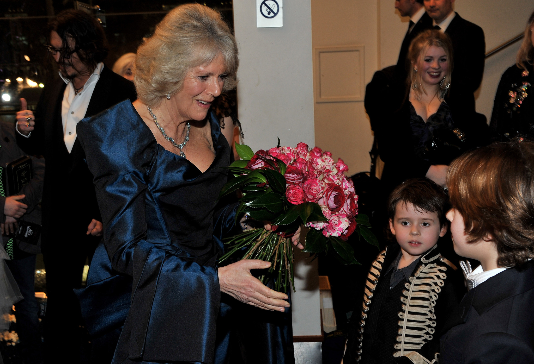 Ray Burton and Camilla Parker-Bowles at event of Alisa stebuklu salyje (2010)