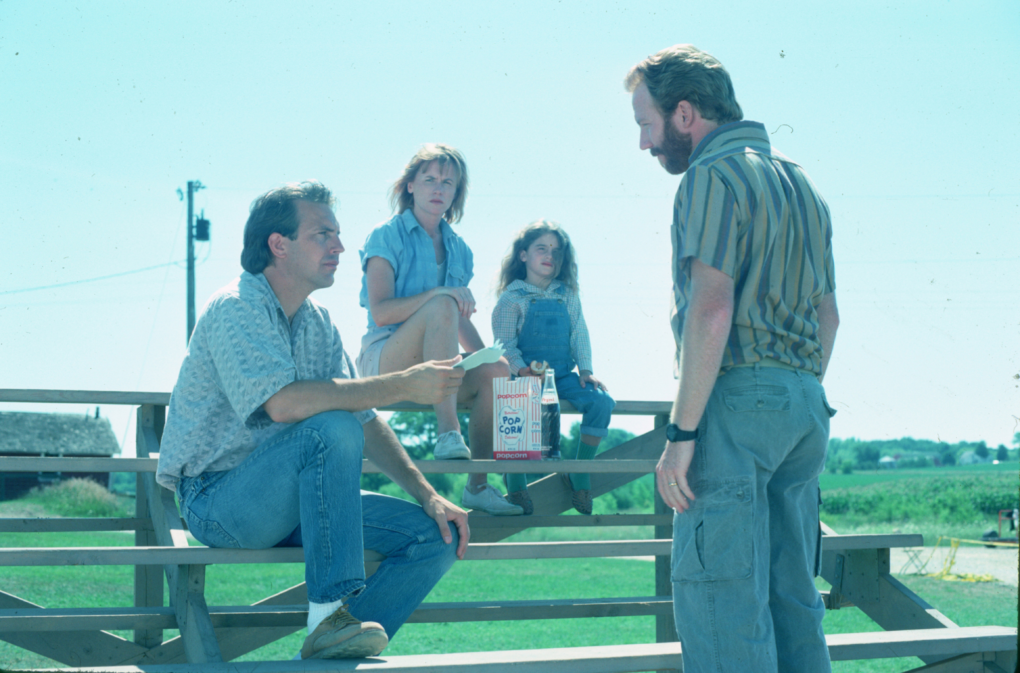 Still of Kevin Costner, Gaby Hoffmann, Amy Madigan and Timothy Busfield in Field of Dreams (1989)