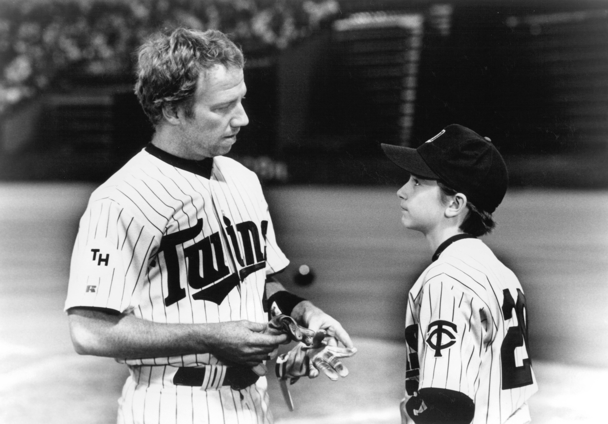 Still of Timothy Busfield and Luke Edwards in Little Big League (1994)