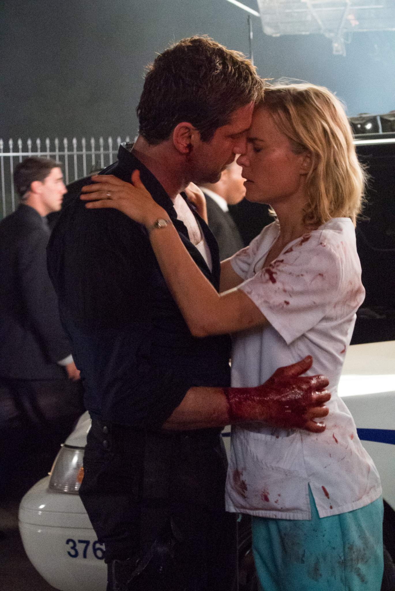Still of Gerard Butler and Radha Mitchell in Olimpo apgultis (2013)