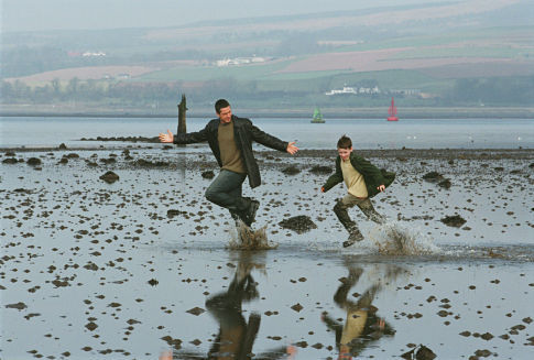 Still of Gerard Butler and Jack McElhone in Dear Frankie (2004)