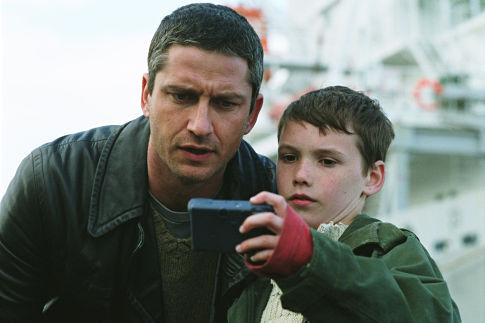 Still of Gerard Butler and Jack McElhone in Dear Frankie (2004)