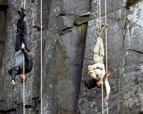 Still of Angelina Jolie and Gerard Butler in Lara Croft Tomb Raider: The Cradle of Life (2003)