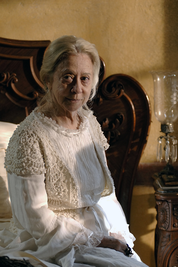Still of Fernanda Montenegro in Time and the Wind.