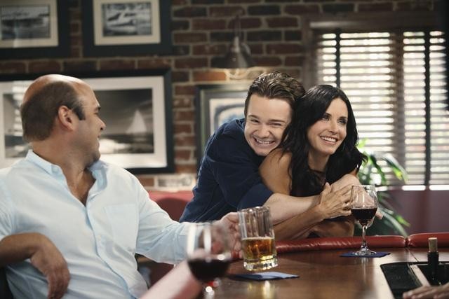 Still of Courteney Cox, Dan Byrd and Ian Gomez in Cougar Town (2009)