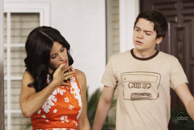 Still of Courteney Cox and Dan Byrd in Cougar Town (2009)