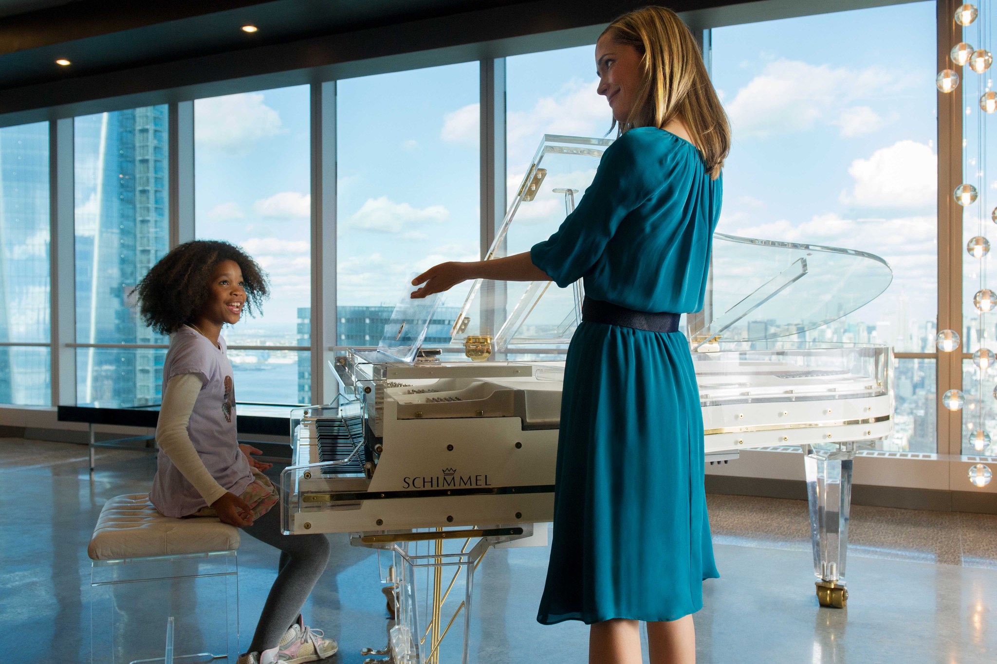 Still of Rose Byrne and Quvenzhané Wallis in Annie (2014)
