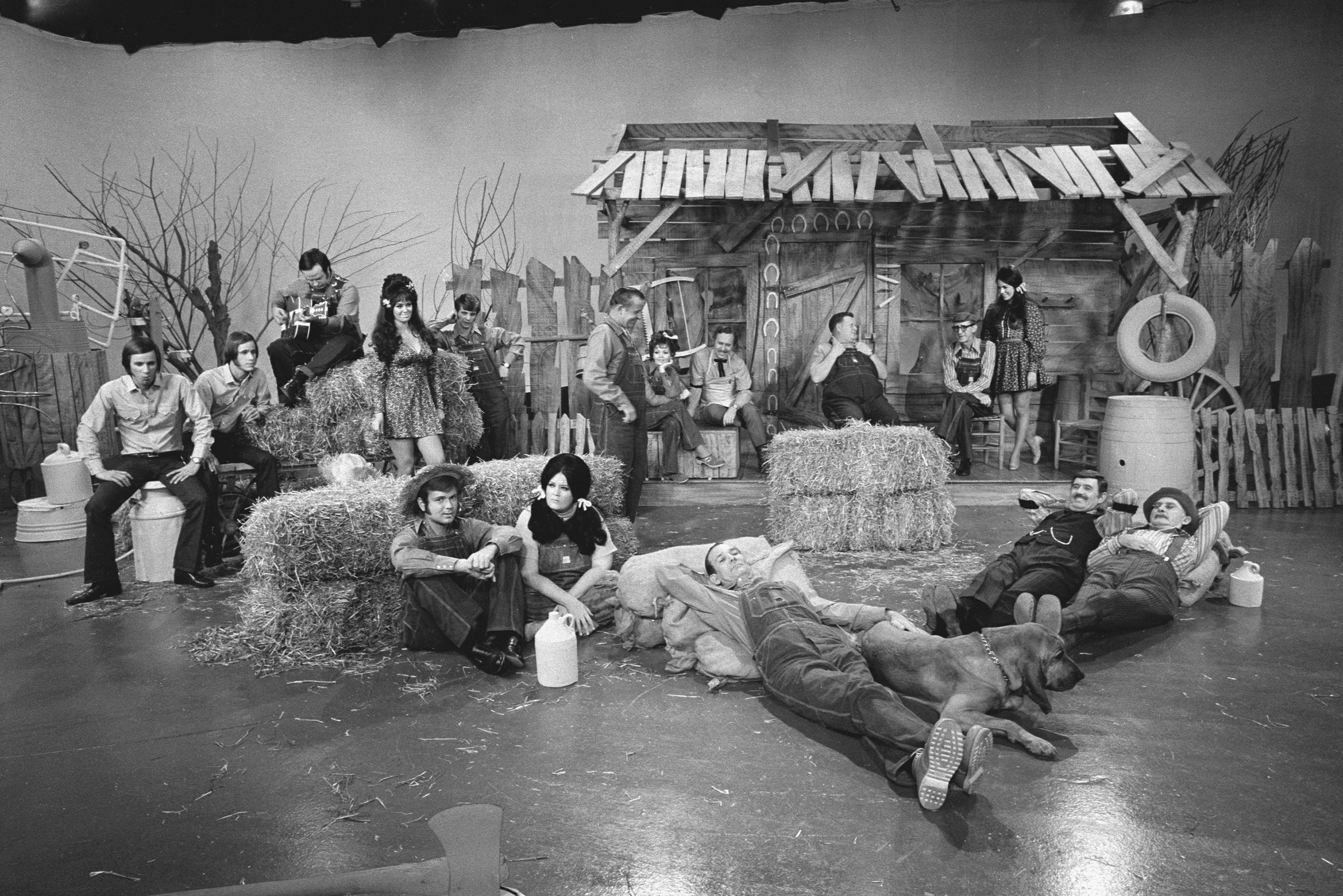Still of Archie Campbell, Jim Hager, Grandpa Jones, Lulu Roman, Junior Samples, Stringbean, Gordie Tapp, Lisa Todd and Don Rich in Hee Haw (1969)