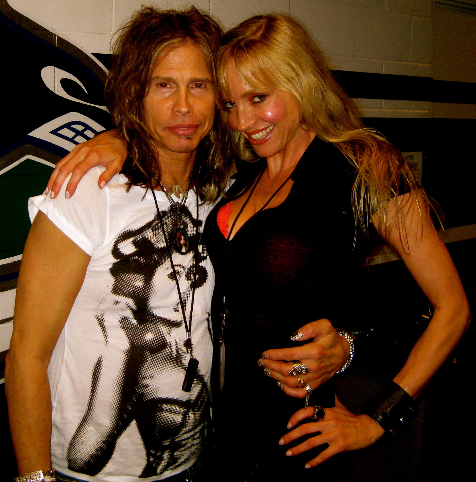 Steven Tyler(Aerosmith/American Idol) & Karen Campbell (MTV VJ) backstage @ American Idol.