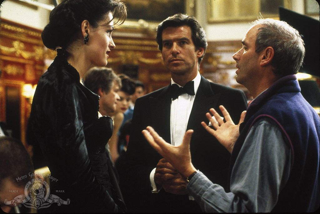 Still of Pierce Brosnan, Famke Janssen and Martin Campbell in Auksine Akis (1995)