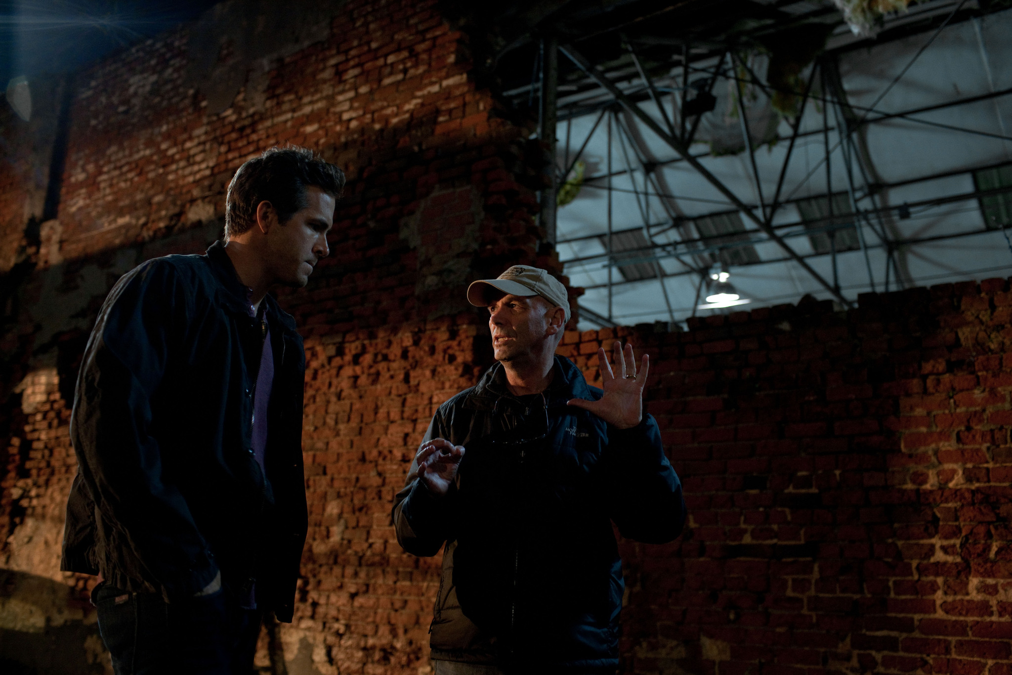 Still of Ryan Reynolds and Martin Campbell in Zaliasis zibintas 3D (2011)