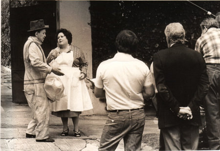 'Chachita' & Cantinflas on location for: Barrendero, El (1981)