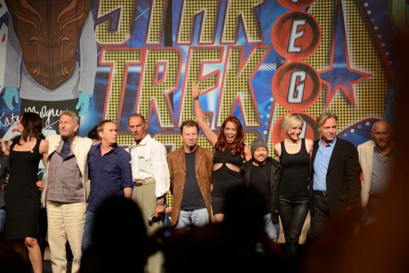Chase Masterson amongst the cast of Star Trek DS9 in Las Vegas 2013