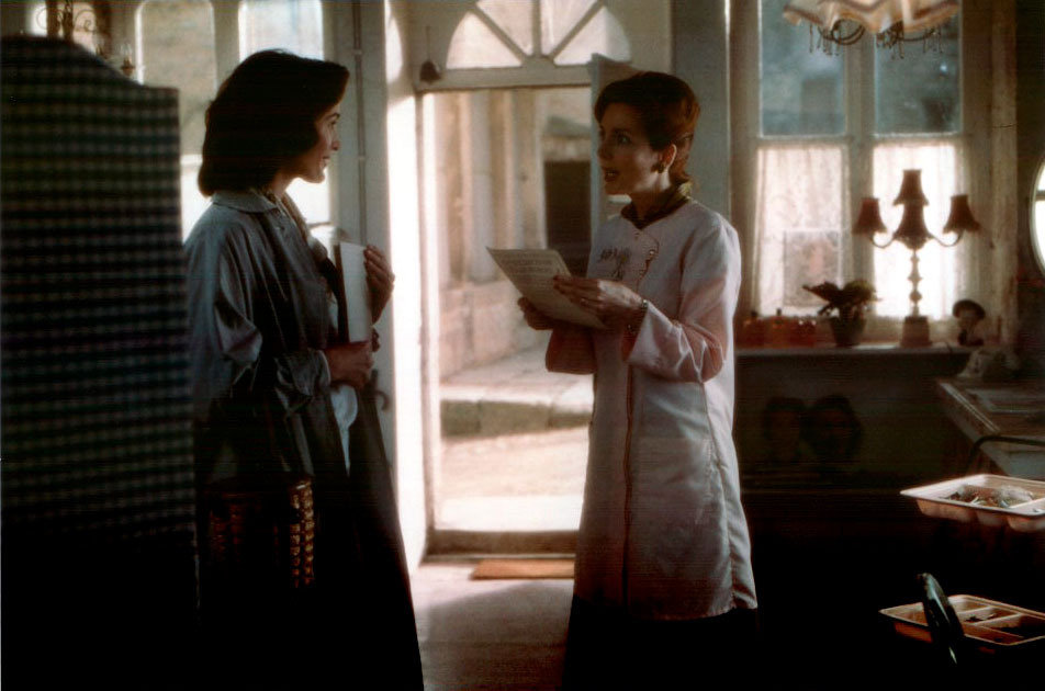 Still of Carrie-Anne Moss and Hélène Cardona in Sokoladas (2000)