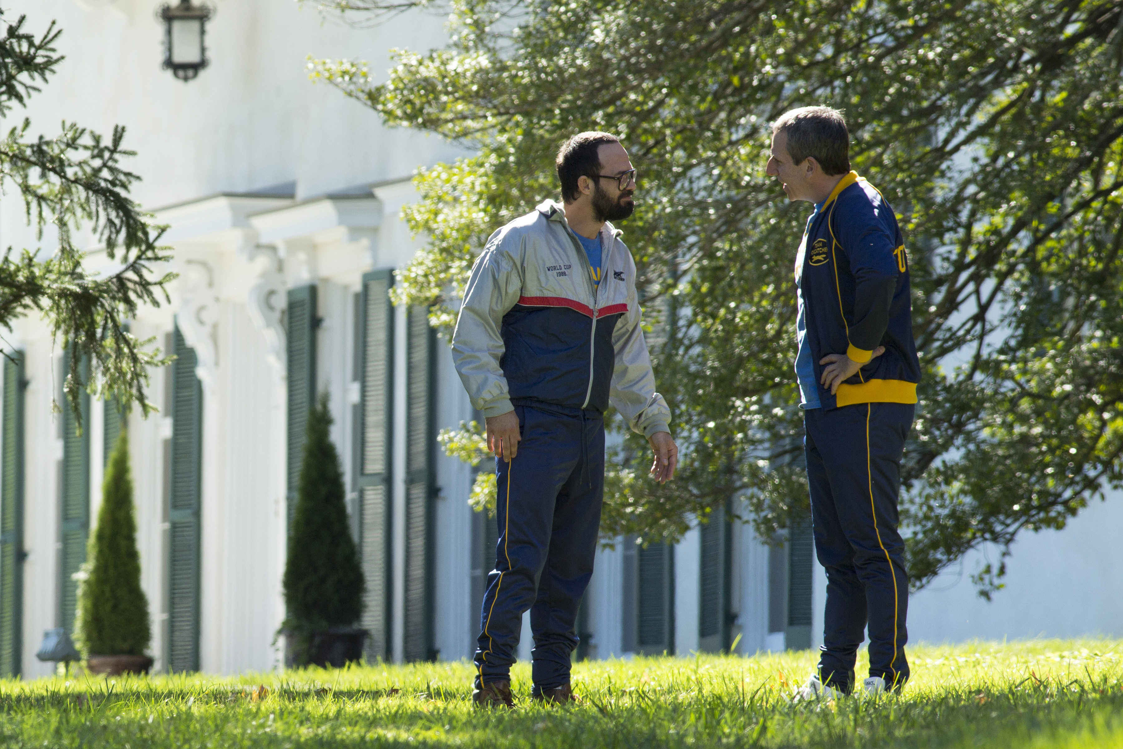 Still of Steve Carell and Mark Ruffalo in Foxcatcher (2014)