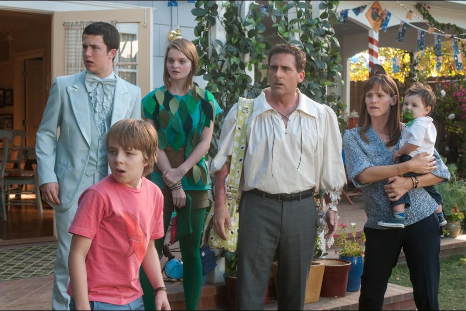 Still of Jennifer Garner, Steve Carell, Kerris Dorsey, Dylan Minnette and Ed Oxenbould in Aleksandras ir baisiai, labai siaubingai nesekminga diena (2014)