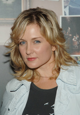 Amy Carlson at event of Elizabethtown (2005)