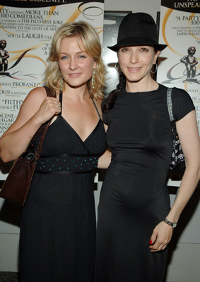 Bebe Neuwirth and Amy Carlson at event of The Aristocrats (2005)