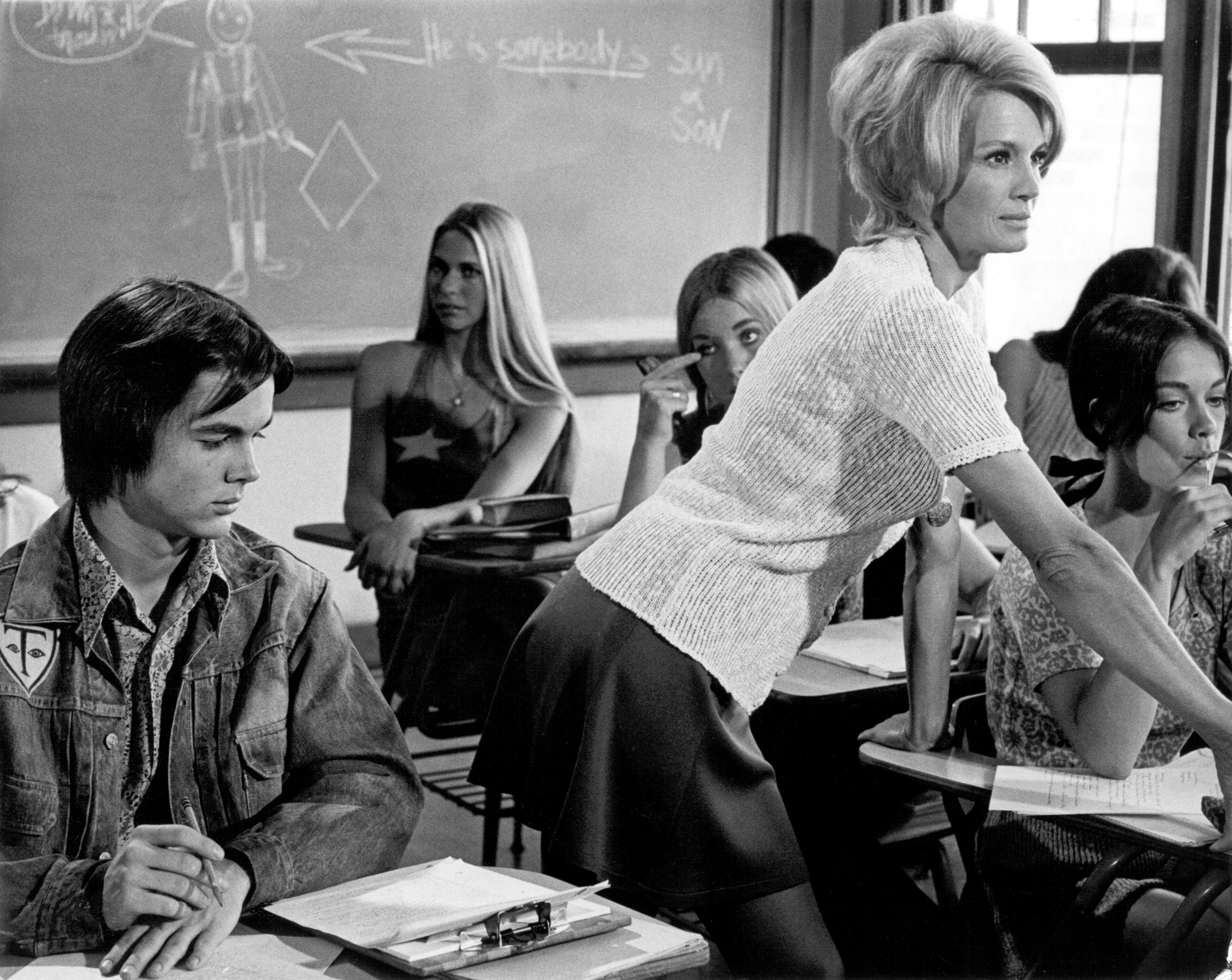 Still of Angie Dickinson and John David Carson in Pretty Maids All in a Row (1971)