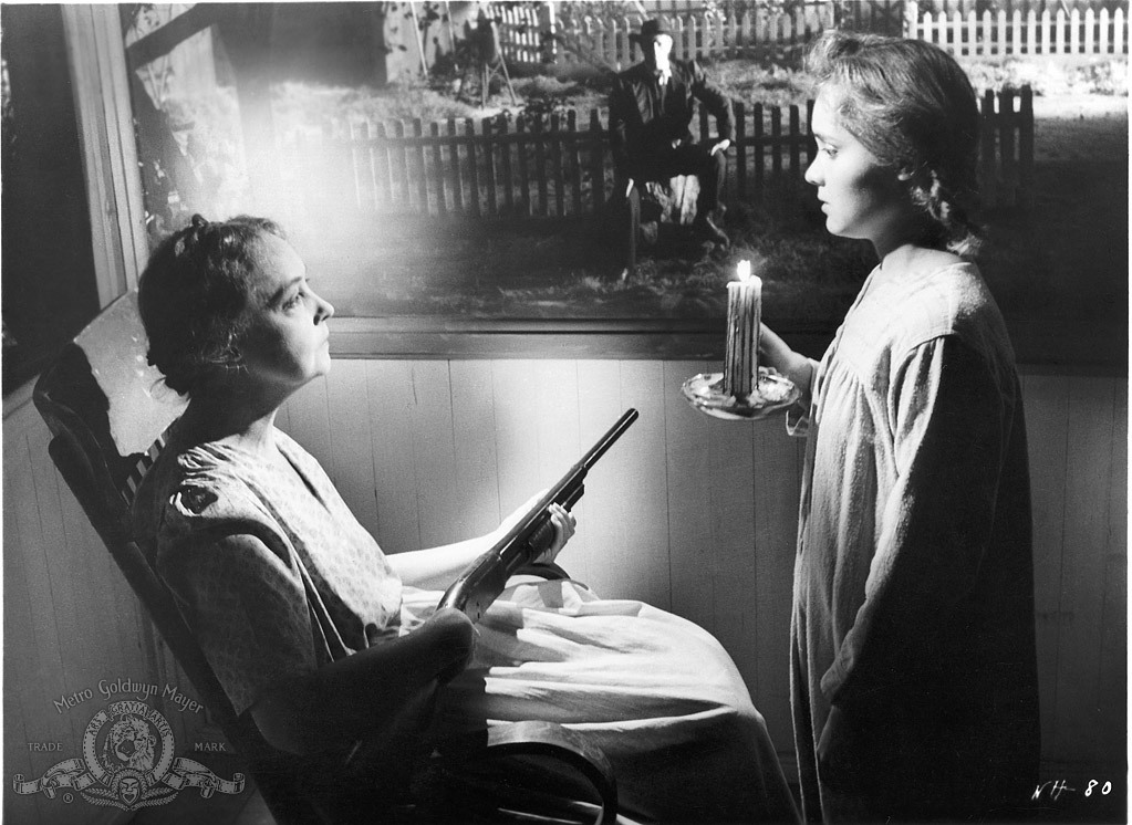 Still of Robert Mitchum, Lillian Gish and Gloria Castillo in The Night of the Hunter (1955)