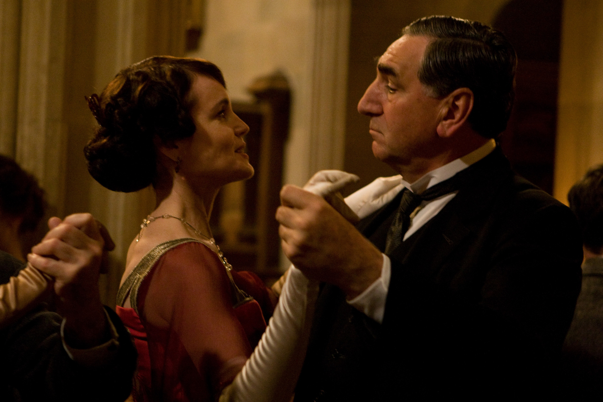 Still of Elizabeth McGovern and Jim Carter in Downton Abbey (2010)