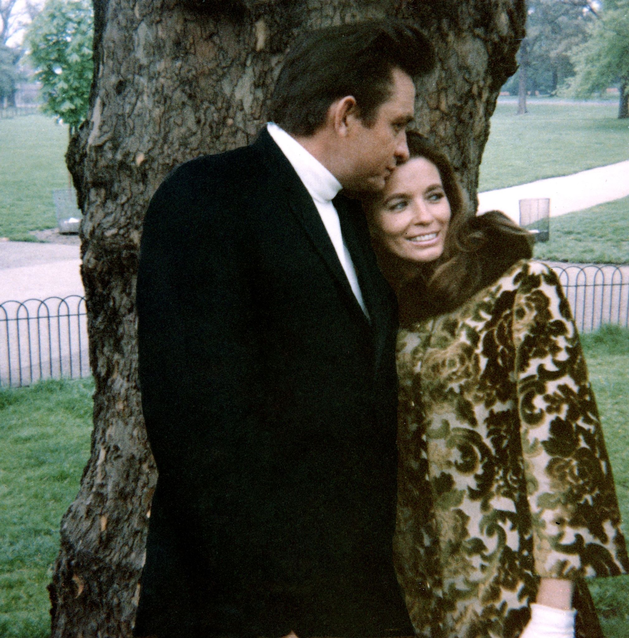 June Carter Cash and Johnny Cash in Ties jausmu riba (2005)