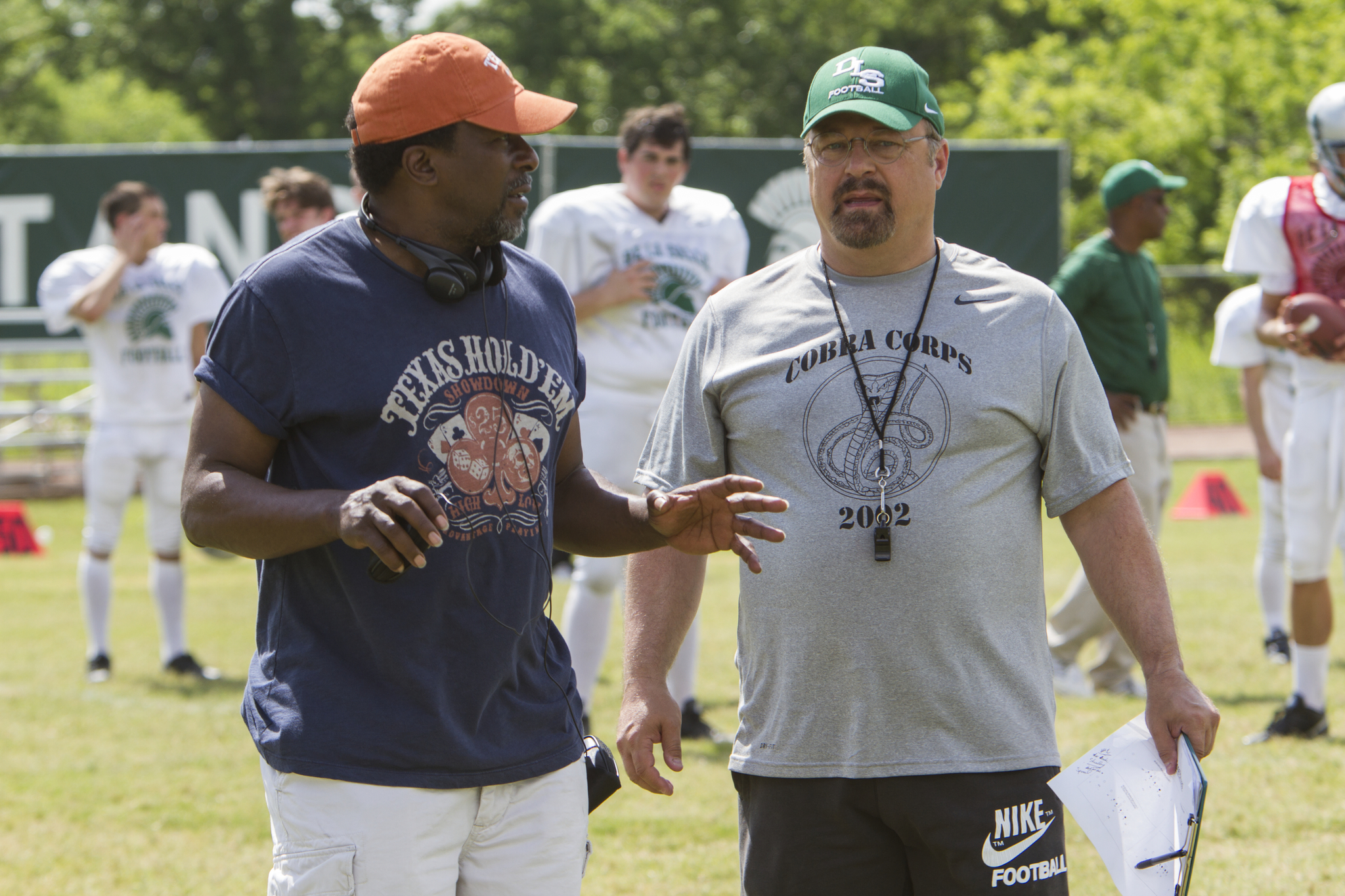 Still of Michael Chiklis and Thomas Carter in When the Game Stands Tall (2014)