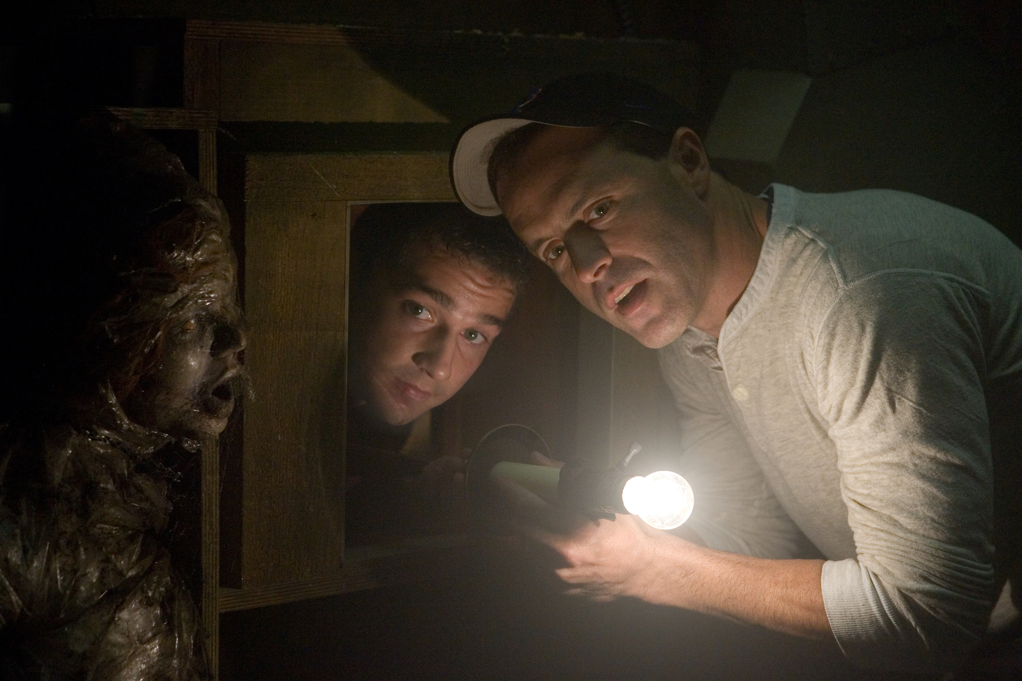 Still of D.J. Caruso and Shia LaBeouf in Paranoja (2007)