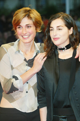 Amira Casar and Julie Gayet at event of City of Ghosts (2002)