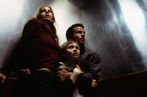 Still of Emma Caulfield, Chaney Kley and Lee Cormie in Darkness Falls (2003)