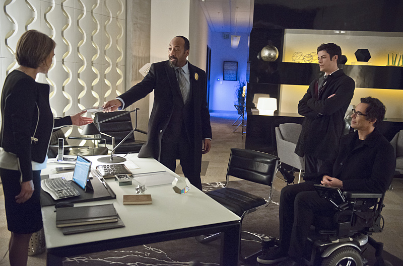 Still of Amanda Pays, Tom Cavanagh, Jesse L. Martin and Grant Gustin in The Flash (2014)