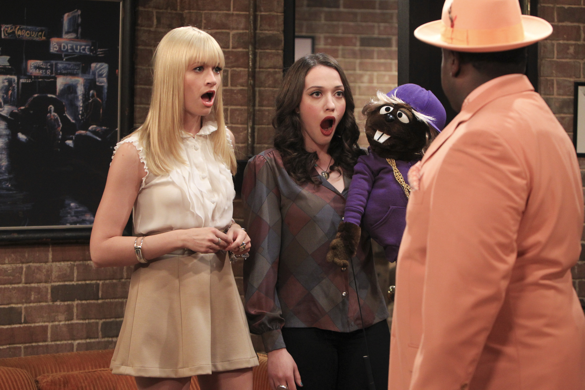 Still of Cedric the Entertainer, Kat Dennings and Beth Behrs in 2 Broke Girls (2011)