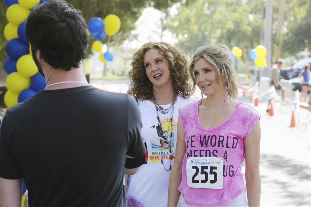 Still of Elizabeth Perkins and Sarah Chalke in How to Live with Your Parents (For the Rest of Your Life) (2013)