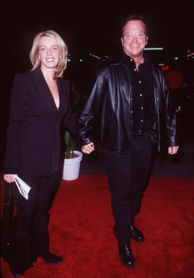 Tom Arnold and Julie Armstrong at event of Titanikas (1997)