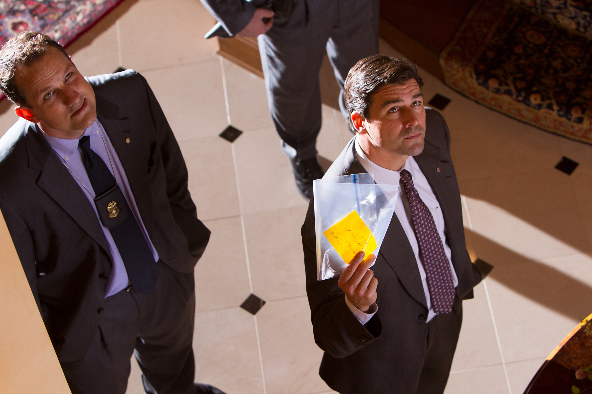 Still of Kyle Chandler and Ted Griffin in Volstryto vilkas (2013)
