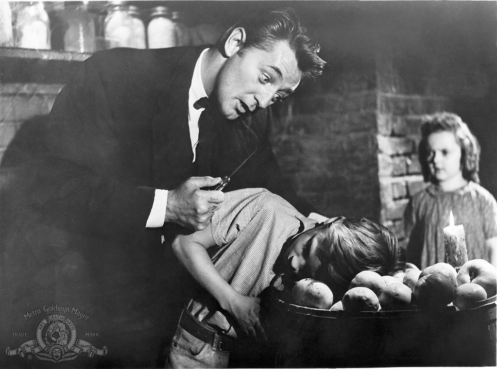 Still of Robert Mitchum, Sally Jane Bruce and Billy Chapin in The Night of the Hunter (1955)