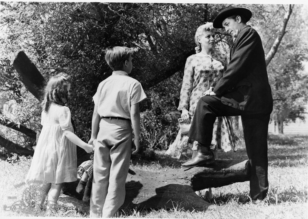 Still of Robert Mitchum, Shelley Winters, Sally Jane Bruce and Billy Chapin in The Night of the Hunter (1955)