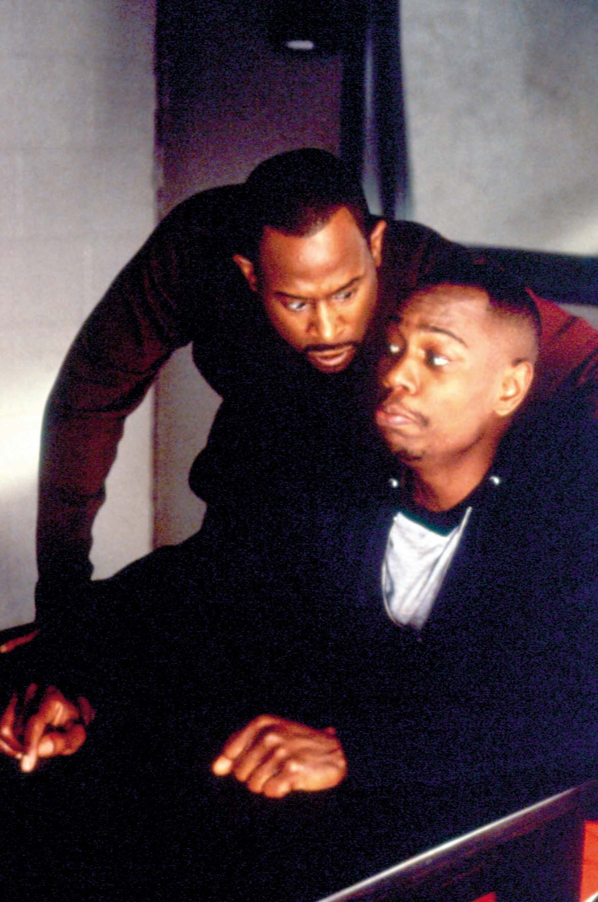 Still of Martin Lawrence and Dave Chappelle in Blue Streak (1999)