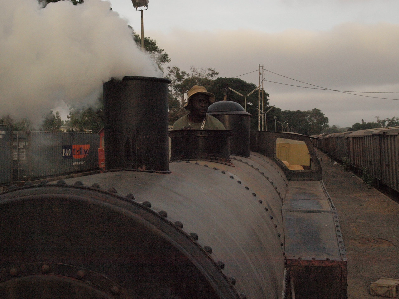 LES PIROGUES DES HAUTES TERRES Essais de fumées locomotive.