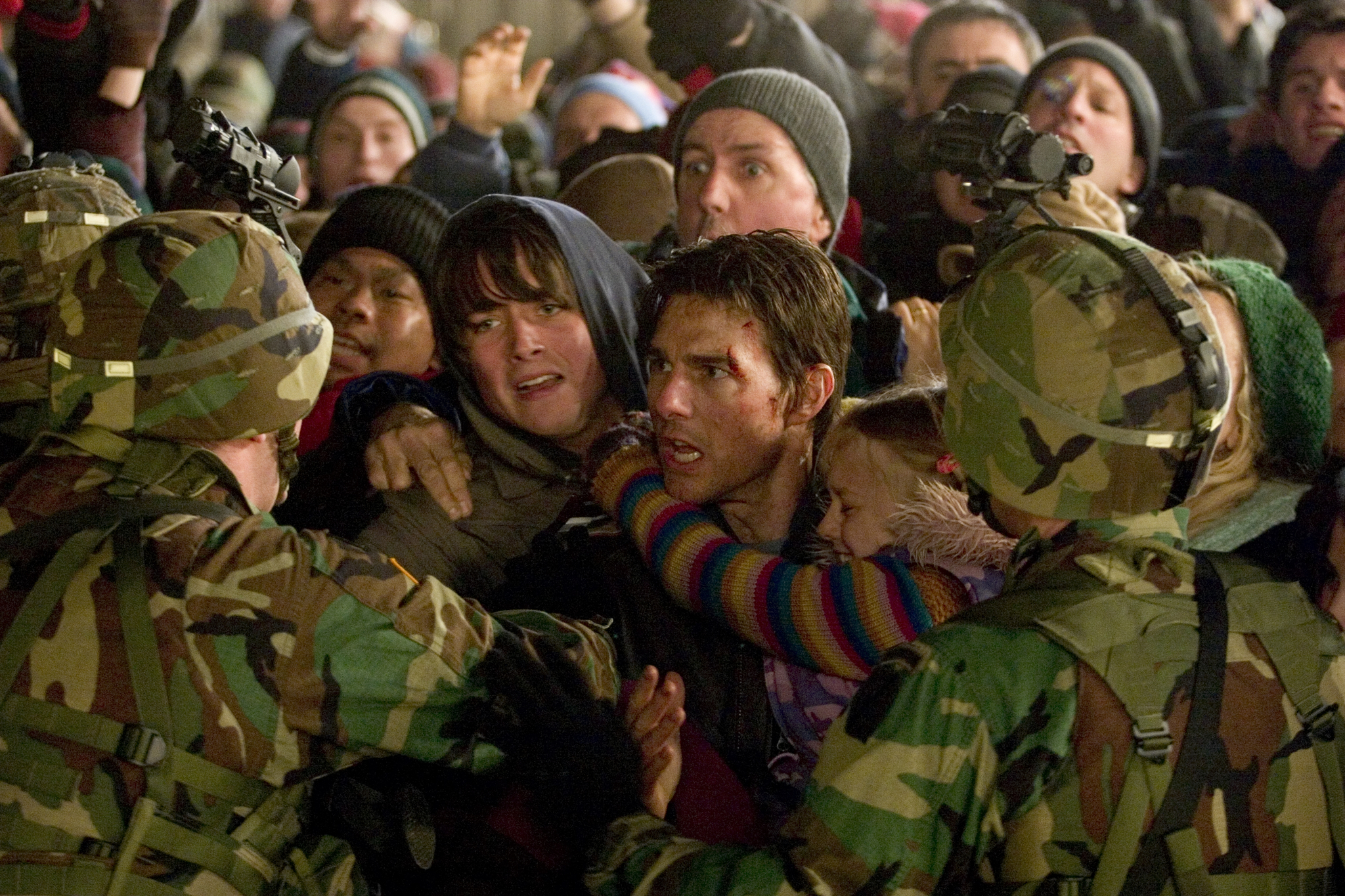 Still of Tom Cruise and Justin Chatwin in Pasauliu karas (2005)