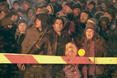 Still of Tom Cruise, Justin Chatwin and Dakota Fanning in Pasauliu karas (2005)
