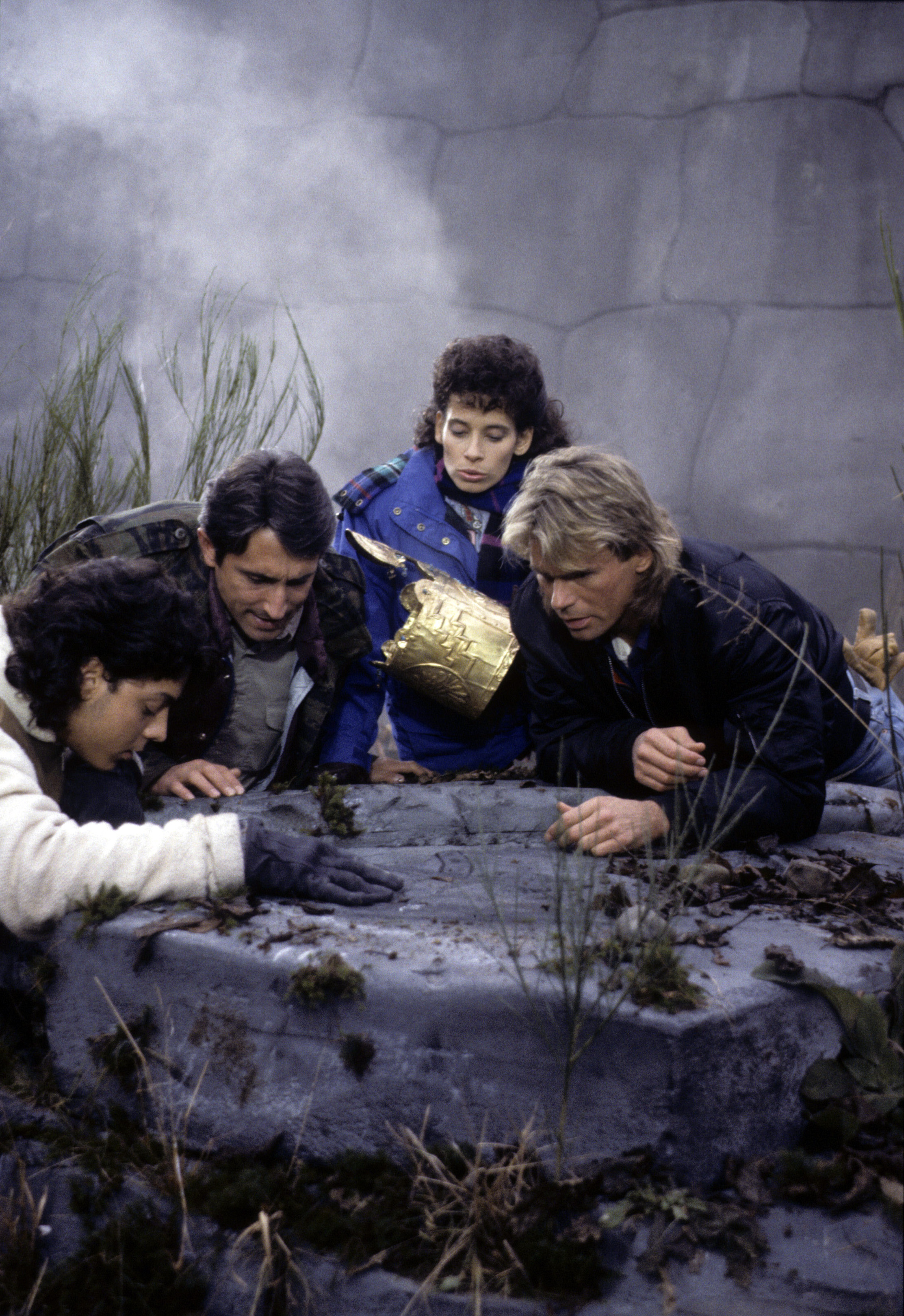 Still of Richard Dean Anderson, Michael Bays, Richard Chaves and Theresa Saldana in MacGyver (1985)