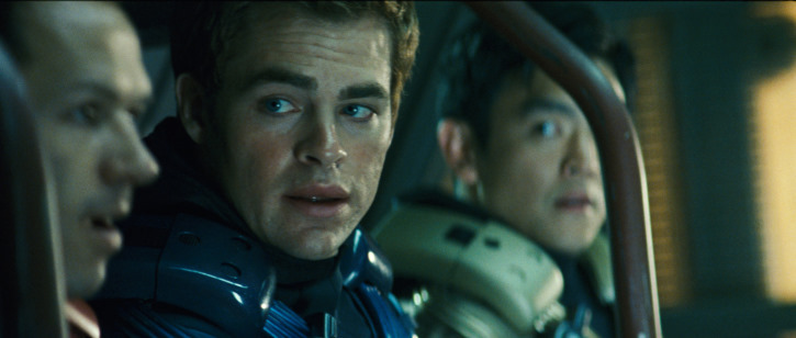 Still of John Cho and Chris Pine in Zvaigzdziu kelias (2009)