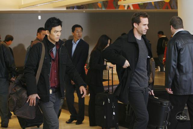 Still of Joseph Fiennes and John Cho in Zvilgsnis i ateiti (2009)