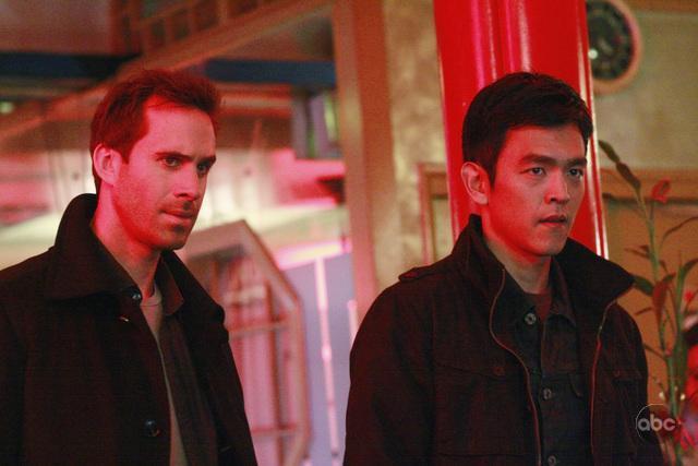 Still of Joseph Fiennes and John Cho in Zvilgsnis i ateiti (2009)