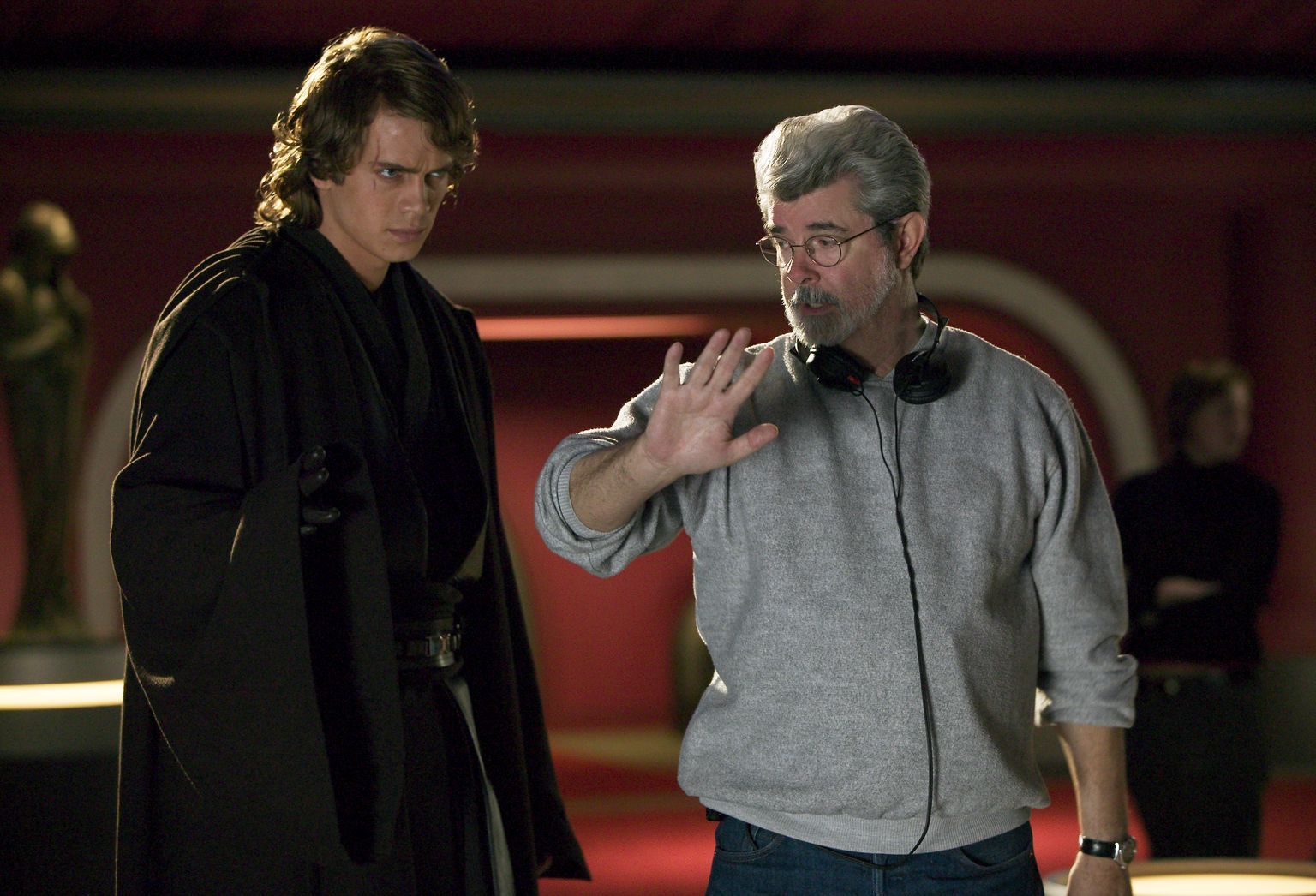 George Lucas and Hayden Christensen in Zvaigzdziu karai. Situ kerstas (2005)