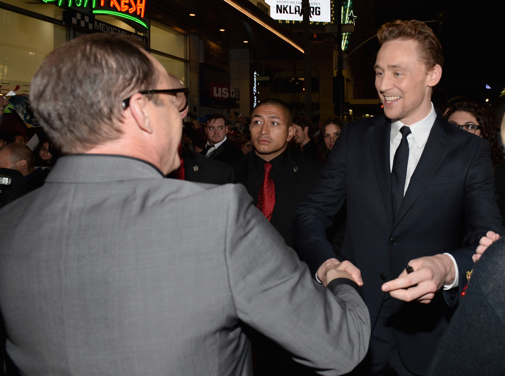 Clark Gregg and Tom Hiddleston at event of Toras: Tamsos pasaulis (2013)