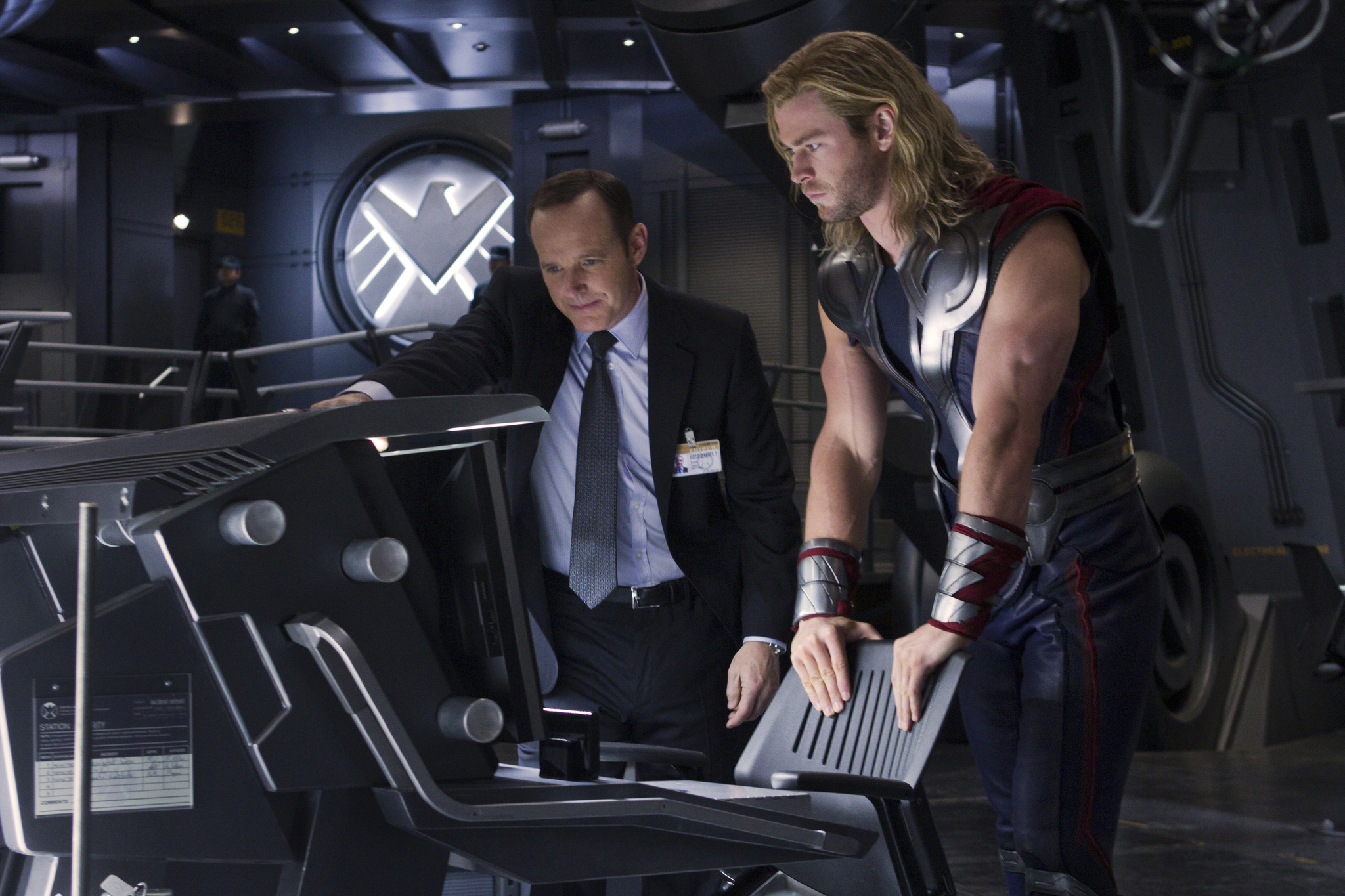 Still of Clark Gregg and Chris Hemsworth in Kersytojai (2012)